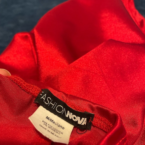 Red satin backless dress - Picture 4 of 5